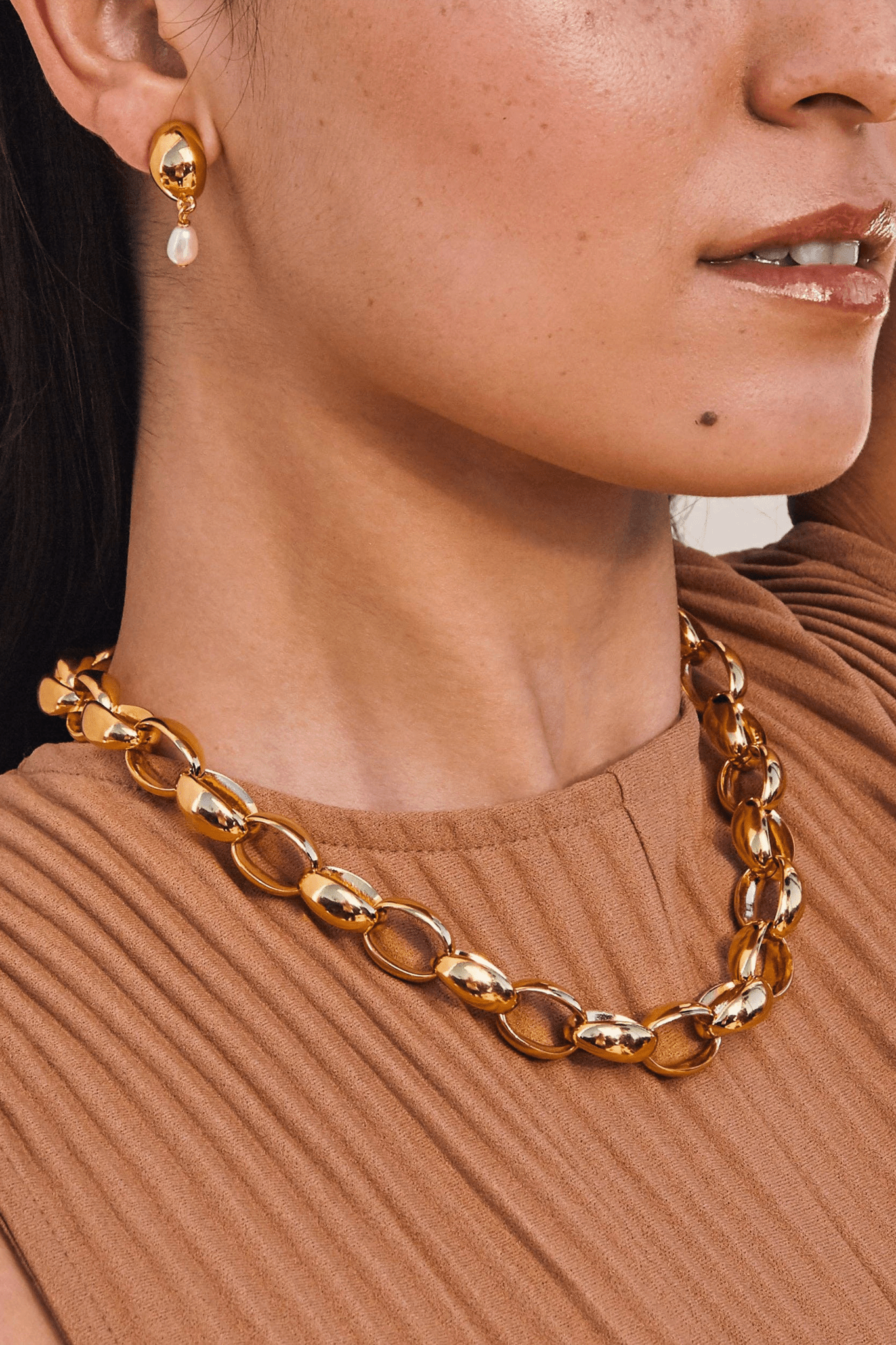 Woman wearing the Origin Chainlink Gold Collar necklace