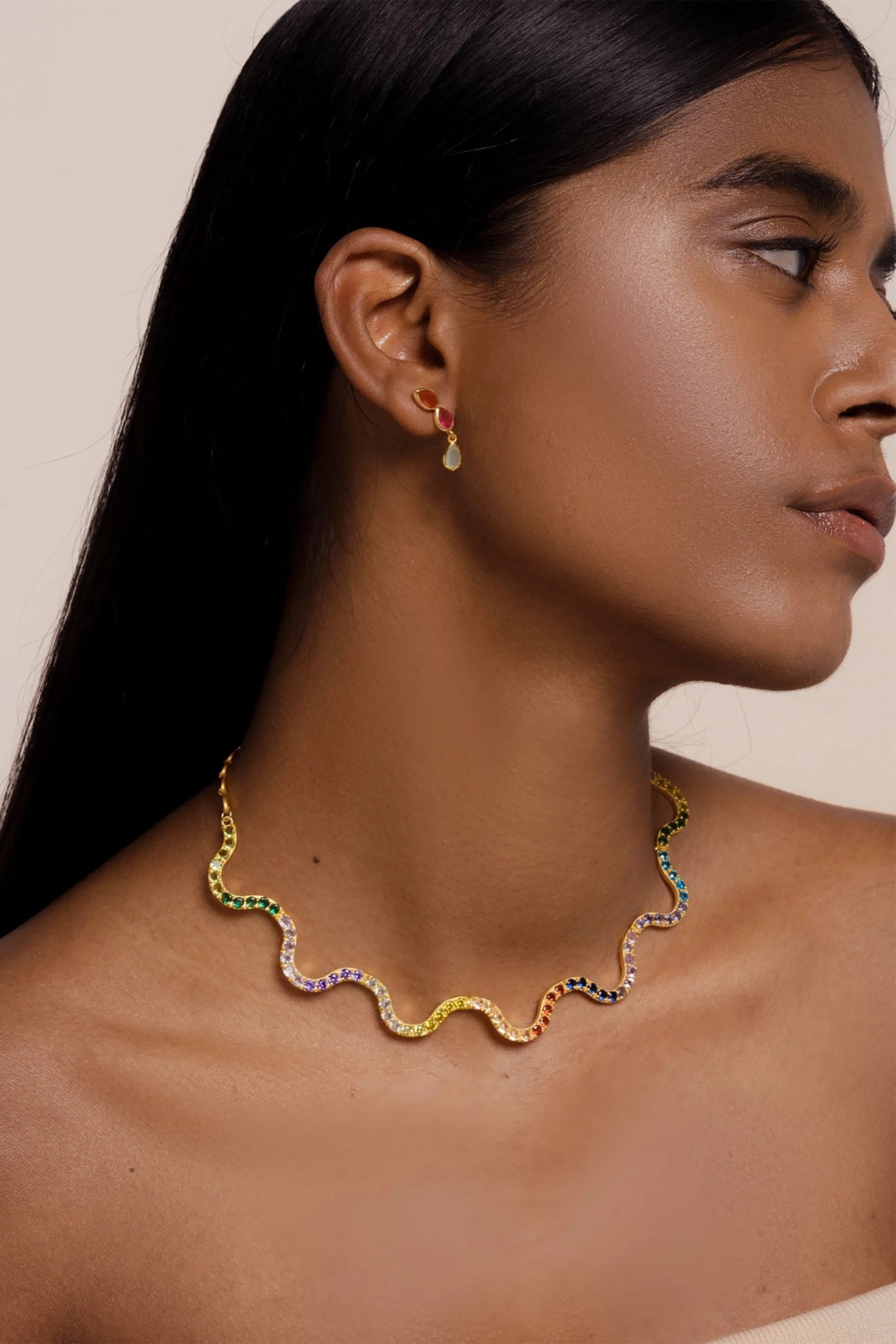Villajoyosa Scalloped Spanish Gold Choker Necklace on a female model