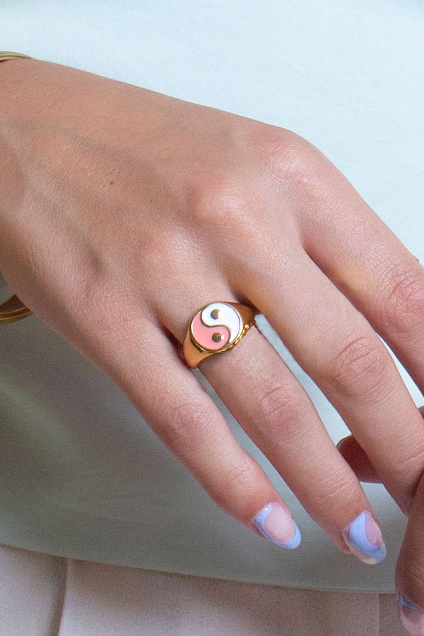 Deco Dual Ring on a female model's left hand - L'Atelier Global