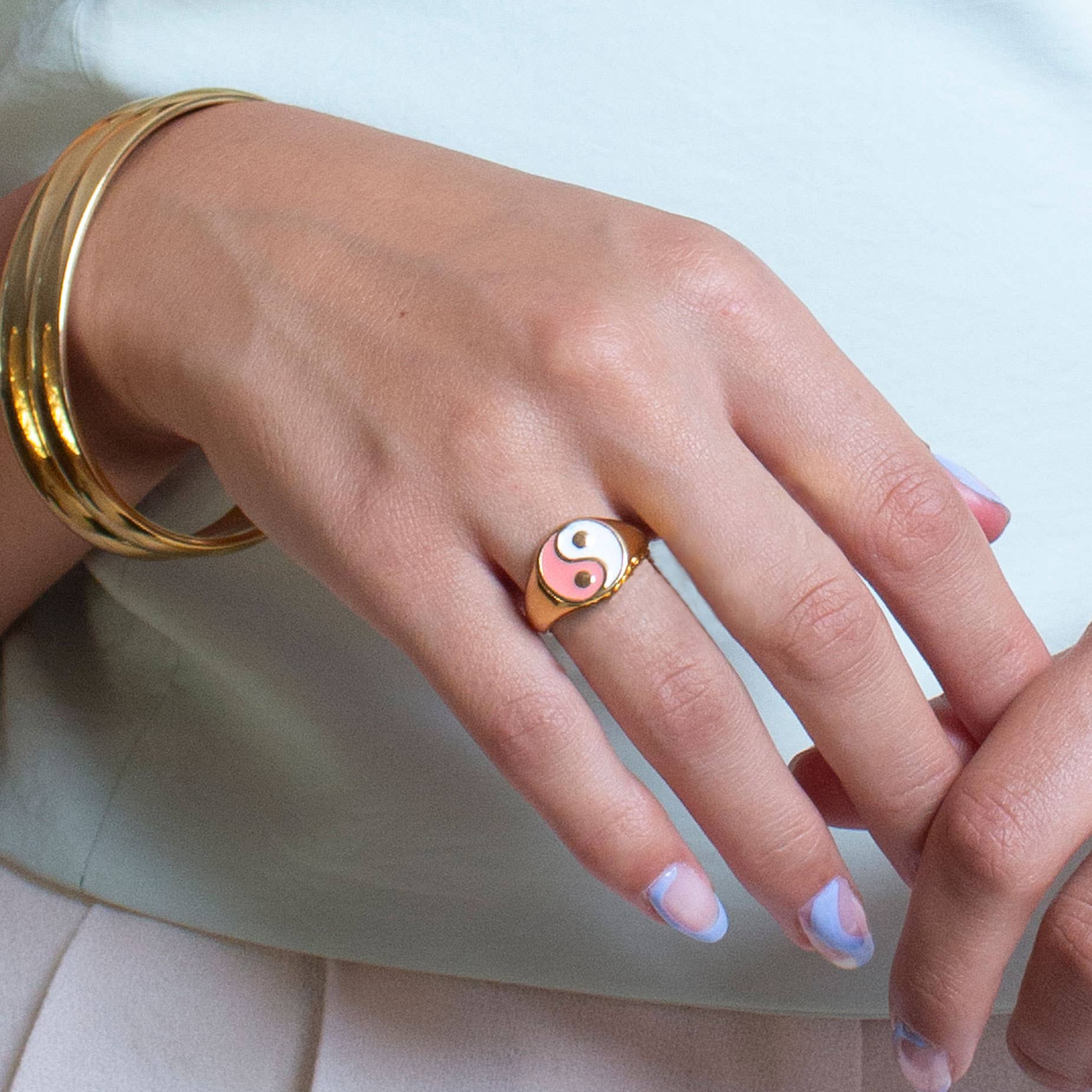 Deco Dual Ring on a female model's left hand - L'Atelier Global