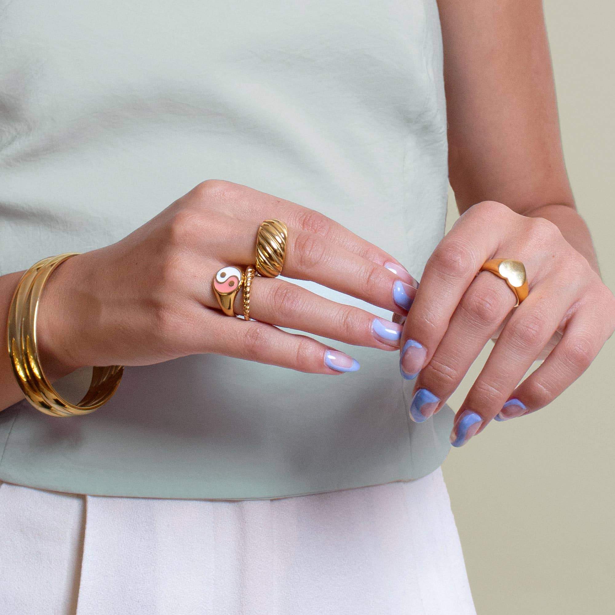Deco Dual Ring on a female model's left hand - L'Atelier Global