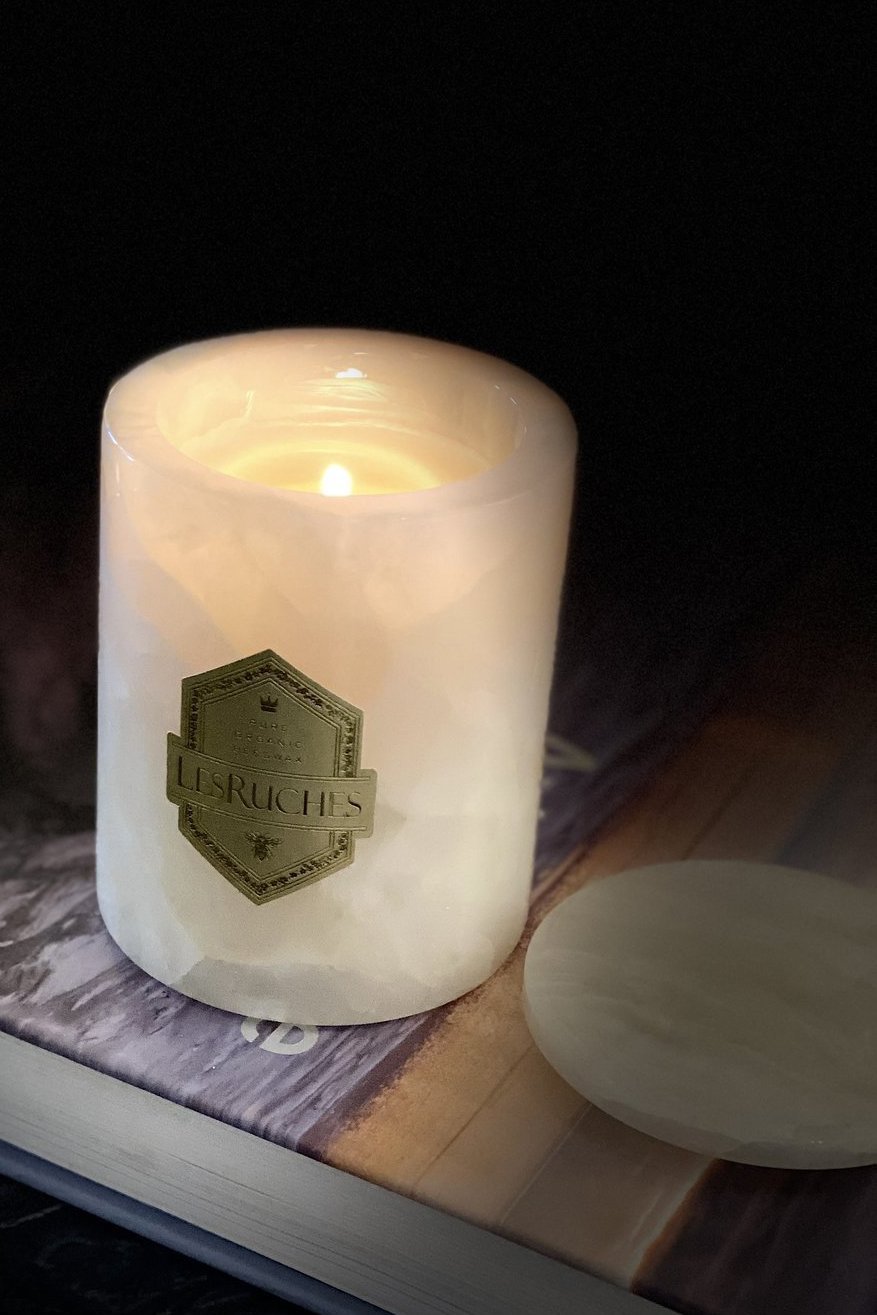 Gardenia Onyx Partfaite Beeswax Candle 8 oz and lid on table in a dark room