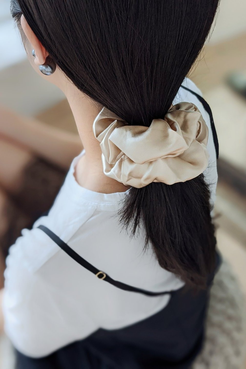 Luxe Mulberry Silk Jumbo Scrunchie in champagne on a female model