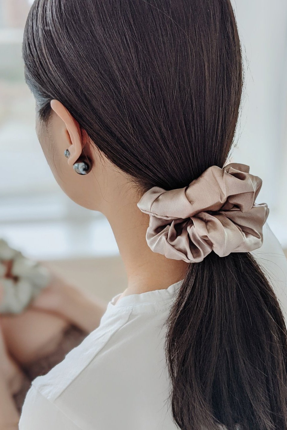 Luxe Mulberry Silk Jumbo Scrunchie in mauve on a female model