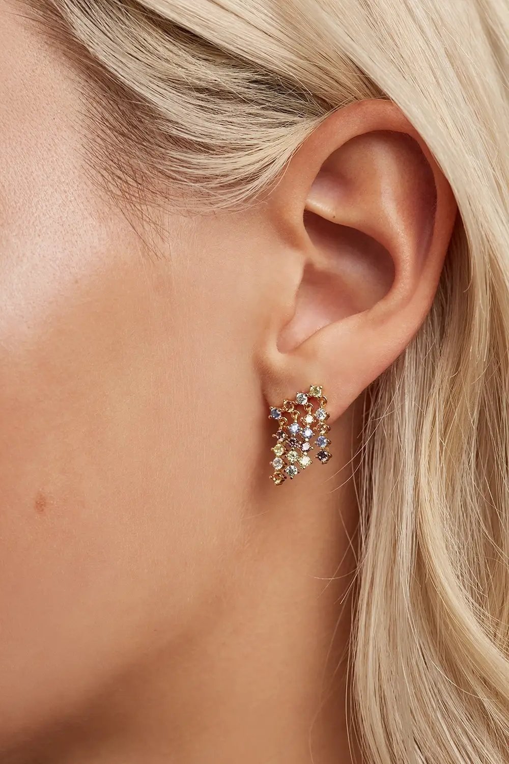 Close up left profile of a long blonde haired female model wearing the Willow Gold Dangle Earrings - L'Atelier Global