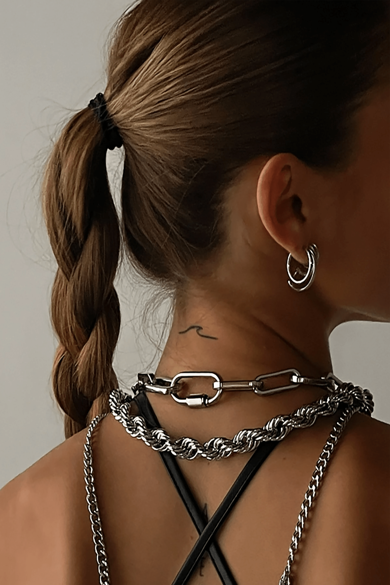 Tempe Chunky Cable Link Necklace in all silver on model showing the carabiner fastened behind her neck 